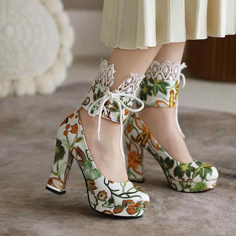 靴 パンプス レディース ラウンドトゥ チャンキーヒール ハイヒール 刺・墸 花柄 レースアップ レトロ ウェディングシューズ 結婚式 パーティー 合成皮革 白 黒 黄色 4,588円