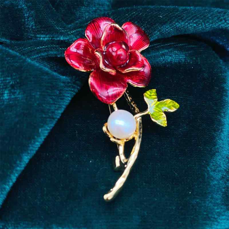 ブローチ レディース 天然パール 18K銅メッキ合金 梅の花モチーフ 個性的 おしゃれ かわいい ナチュラルスタイル ファッションアクセサリー
