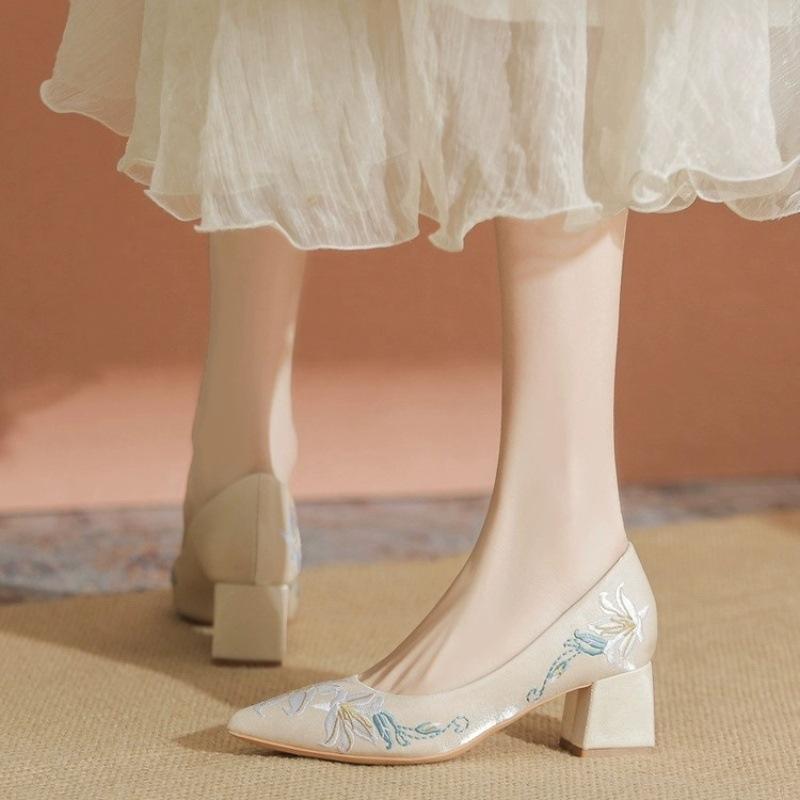 靴 ハイヒール レディース パンプス モダンチャイニーズスタイル チャイナ風 刺繍 ポインテッドトゥ チャンキーヒール ミドルヒール PUレザー 疲れにくい 快適 上品 エレガント 馬面スカート チャイナドレス アプリコット ワインレッド