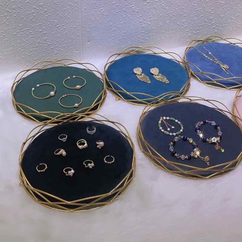 ジュエリーディスプレイ 北欧スタイル 丸型トレイ アクセサリー収納 展示用 金属製 ベルベット張り アートデザイン スタイリッシュ 小物入れ 整理整頓 豊富なカラー
