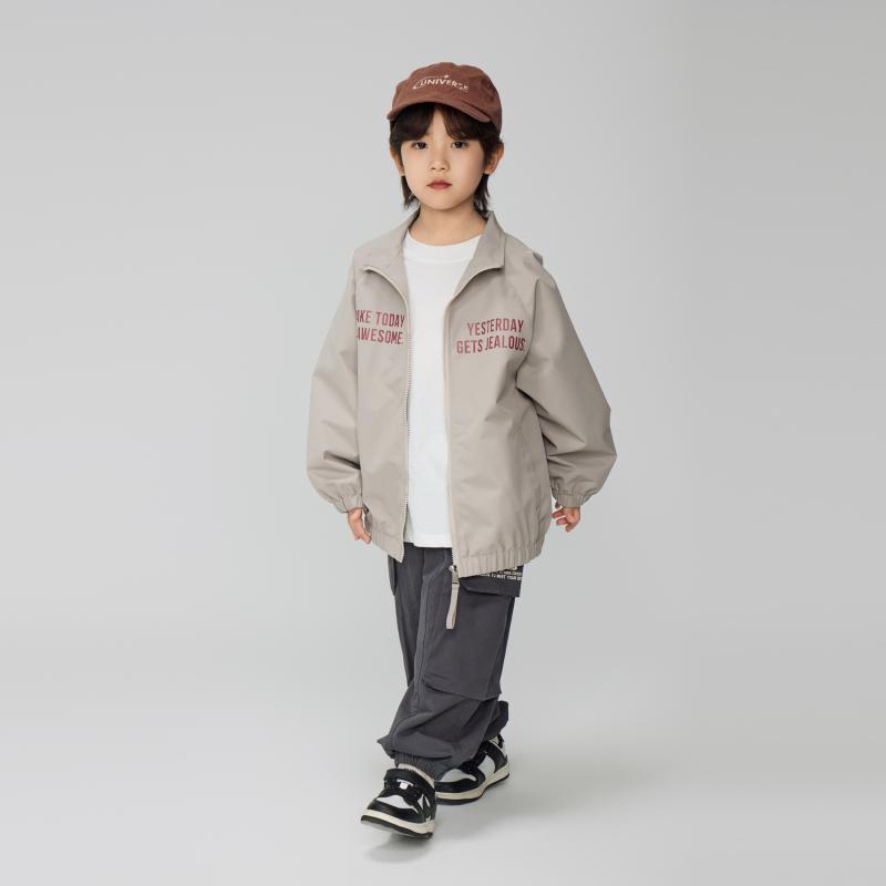 ジャケット 男の子 ジュニア 春夏 アメリカンレトロ アメカジ ブルゾン カジュアル アルファベット レタープリント 襟付き ジップアップ 長袖 ソフトタッチ ポリエステル混 アプリコット グレー アウター トレンド おしゃれ