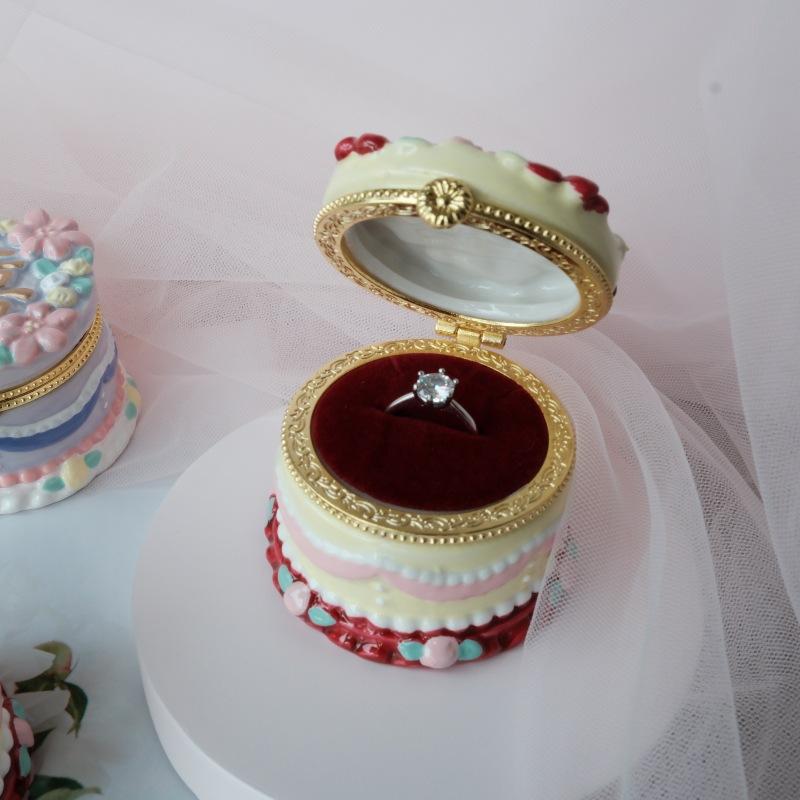 リングケース アクセサリーボックス 陶器製 赤 ケーキ型 ダブルハピネス 喜の文字 結婚指輪 婚約指輪 プロポーズ エンゲージリング マリッジリング ウェディング ギフト プレゼント 記念日 サプライズ