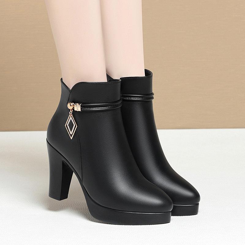 ブーツ レディース 女性用 秋冬 大きいサイズ ゆったり 小柄さん対応 厚底 チャンキーヒール ラウンドトゥ スタイルアップ 着痩せ 耐摩耗 防水 ソフト人工皮革 サイドジップ カジュアル 裏起毛 ブラック