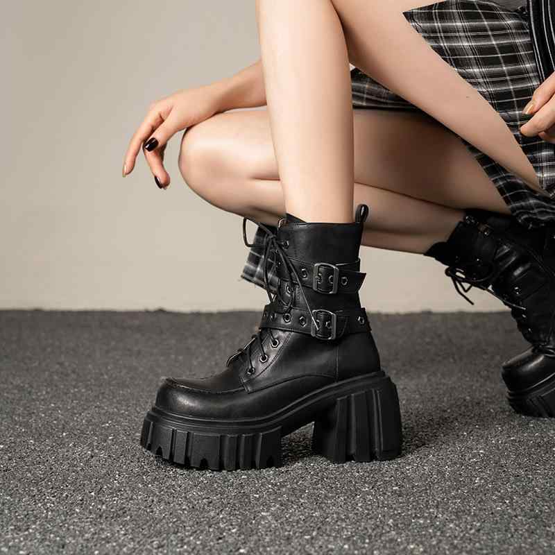 ショートブーツ レディース 女性用 ブーツ ワークブーツ 本革 牛革 9cmヒール 厚底 太ヒール 低身長向け 脚長効果 快適 ベルトバックル メタル飾り ラウンドトゥ サイドジップ 滑り止め｜花りぼん
