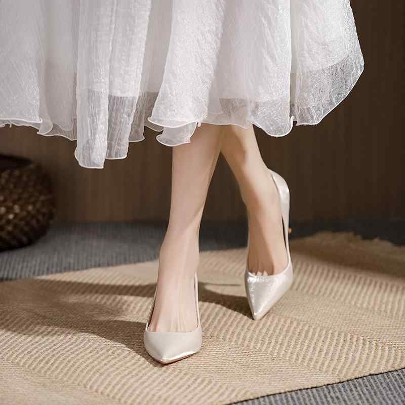 パンプス レディース ハイヒール サテン 調 ポインテッドトゥ チャンキーヒール 細ヒール ウェディング シューズ チャイナドレス フォーマル パーティー 結婚式 花嫁 ブライダル 痛くない 歩きやすい 太ヒール 披露宴 美脚｜花りぼん