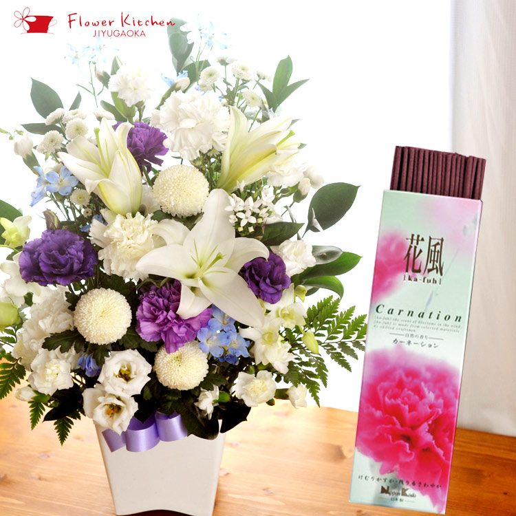 お供えセット 5500円供花アレンジlサイズ 線香 花風カーネーション お供え花 洋花を使った旬のおまかせ供花 生花 送料無料 洋風 アレンジメント お悔やみ お盆 お彼岸 法事 命日 ペット 喪中 喪中見舞い 年賀欠礼 新盆見舞 Fkaa Giosenglish Com
