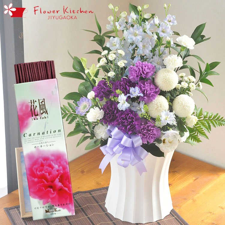 【お供えセット】ムーンダストL供花アレンジ＋線香 花風カーネーション【お供え花】洋花を使った旬のおまかせ供花【生花】 送料無料 洋風 アレンジメント お悔やみ お盆 彼岸 法事 命日 ペット 【喪中】【喪中見舞い】【年賀欠礼】FKAASE