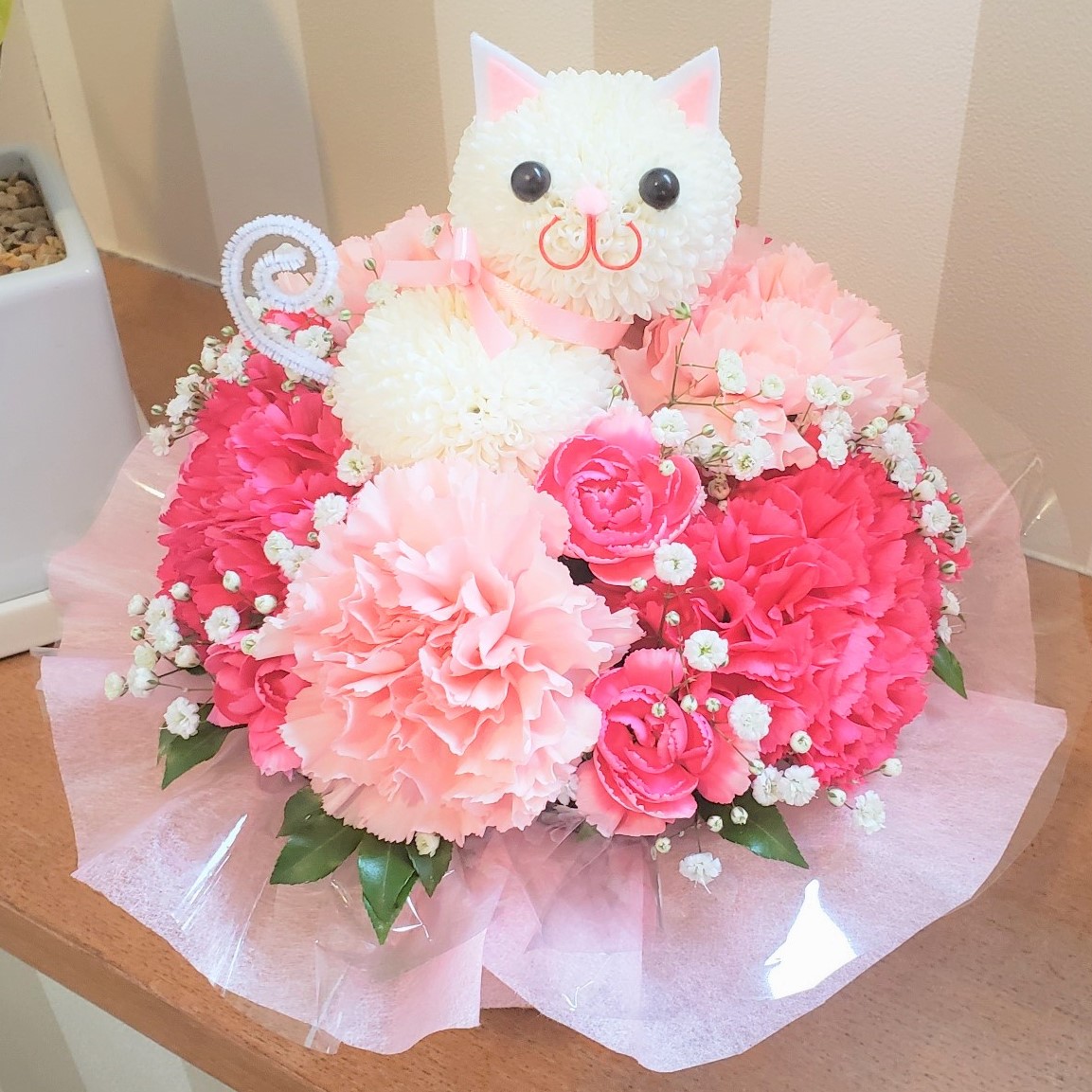 Newピンポンマム白猫ちゃん 可愛い 花金 誕生日 花 猫 ネコ ねこ プレゼント フラワーアレンジメント 花 開業開店祝い 劇場 楽屋花 移転祝い 結婚祝い 結婚記念日 誕生日 メッセージカード付き ギフト お見舞い 可愛い カスミソウ カーネーション Epheseweb Com