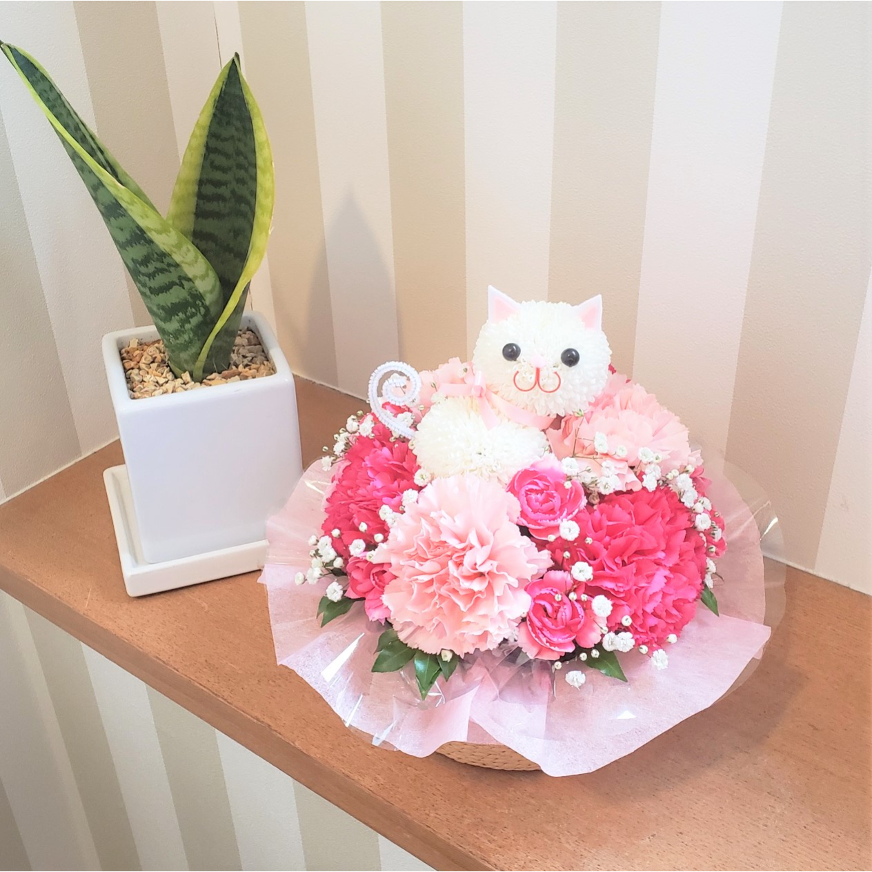 Newピンポンマム白猫ちゃん 可愛い 花金 誕生日 花 猫 ネコ ねこ プレゼント フラワーアレンジメント 花 開業開店祝い 劇場 楽屋花 移転祝い 結婚祝い 結婚記念日 誕生日 メッセージカード付き ギフト お見舞い 可愛い カスミソウ カーネーション Epheseweb Com