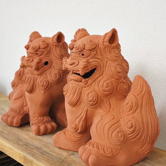 【楽天市場】シーサー 置物 おきもの 素焼き 手造り大立(高さ26.5cm) 琉球焼 朝日陶器 置物 玄関 シーサーの置物 沖縄陶器 やちむん：ハナマル 楽天市場店