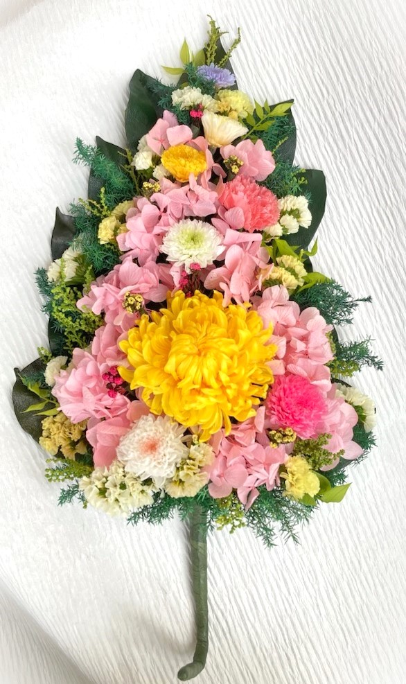気が大きい仏花 大型仏花 盆 初盆 涅槃 命日 四十九日 一周忌 お供え 弔い 歳暮 年賀 晴れ晴れしい！大菊の大型仏花（オールプリザーブド）お供え/ご仏前/法事/命日/お涅槃/御盆などに