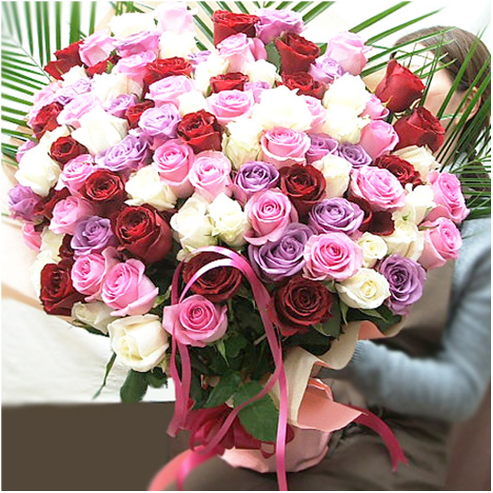 彼女へのプレゼントにおすすめなのはSunmokusuiのバラ100本の花束です