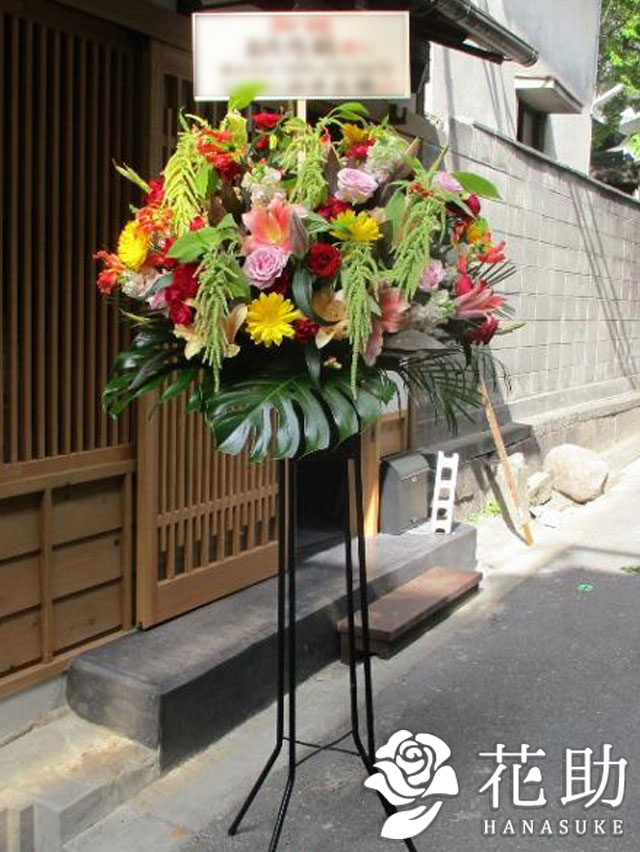 モンステラ入りスタンド花 フラワーコンシェルジュが厳選した花屋の モンステラ入り スタンド花1段 円 花色は選べる25色 配送 名札 画像 回収無料 開店祝い 移転祝い 発表会 ビジネスイベントなどのお祝いに Prescriptionpillsonline Is