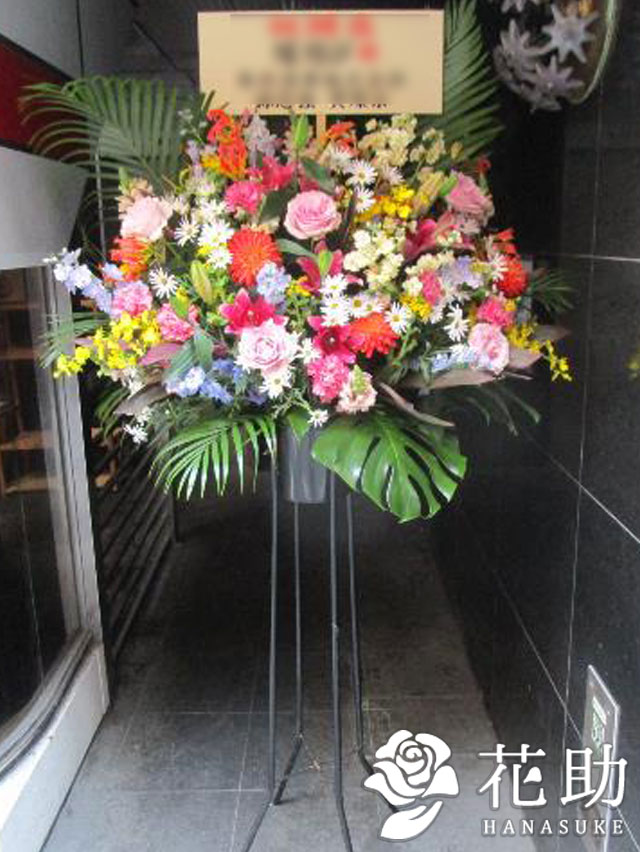フラワーコンシェルジュが厳選した花屋の 花色は選べる25色 配送 モンステラ入りスタンド花 花 観葉植物 開店祝い 移転祝い 発表会 ビジネスイベントなどのお祝いに 花助 店 季節のお花 お祝いフラワースタンド 全国送料無料 即日お届け 領収書の発行可能 フラワーコンシェルジュが厳選した花屋の 花色は選べる25色 配送 モンステラ入りスタンド花 花 観葉植物 開店祝い 移転祝い 発表会 ビジネスイベントなどのお祝いに 花助 店 季節のお花 お祝いフラワースタンド 全国送料無料 即日お届け 領収書の発行可能