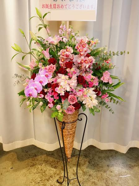 フラワー好い人は選べる25色 送達 名札 絵図 回収無料 電燈1節 スタンド花 フラワーコンシェルジュが厳選したフロリストの寿スタンド花1段 あす易易たるフィット 嫁娶喜び事 パーフォーマンス祝い 開店祝い 移し替える祝い 商売エベントなどのお祝いに即日積み出す