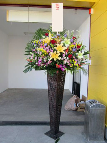 当日配達 開店祝い 花助が厳選した花屋のお祝いフラワースタンド花1段 円 花 フラスタ 選べる花色は25色 全国手渡し配送無料 名札付き 画像報告 設置 回収無料 あす楽対応 名札無料 開業祝い 開院祝い 公演祝い 発表会 誕生日 ライブ コンサート ギフト 即日