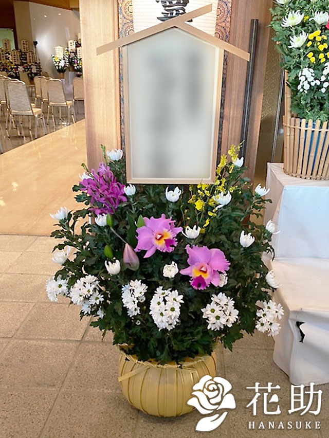 葬儀 葬式 花 周忌 ご霊前 お供え 花助が厳選した花屋の葬儀スタンド花1段 お悔やみ 円 花輪 仏事 告別式 全国手渡し配達 法事 供花 命日 通夜 枕花 仏花 弔事 法要 生花 弔花