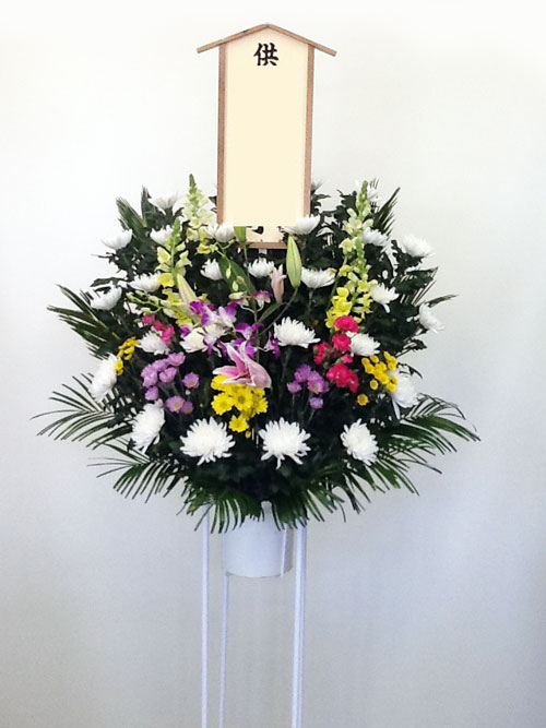 お花屋さんから手渡し届け 葬儀 通夜 送料 名札 画像無料 花 フラワーコンシェルジュが厳選した花屋の葬儀スタンド花1段円 お悔やみ 即日発送 あす楽対応 無料名札 立て札 メッセージカード付き 楽ギフ メッセ入力 Schwimmbad Delphine De