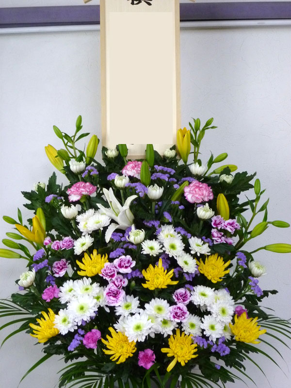 お花屋さんから手渡し届け 葬儀 通夜 送料 名札 画像無料 花 フラワーコンシェルジュが厳選した花屋の葬儀スタンド花1段円 お悔やみ 即日発送 あす楽対応 無料名札 立て札 メッセージカード付き 楽ギフ メッセ入力 Schwimmbad Delphine De