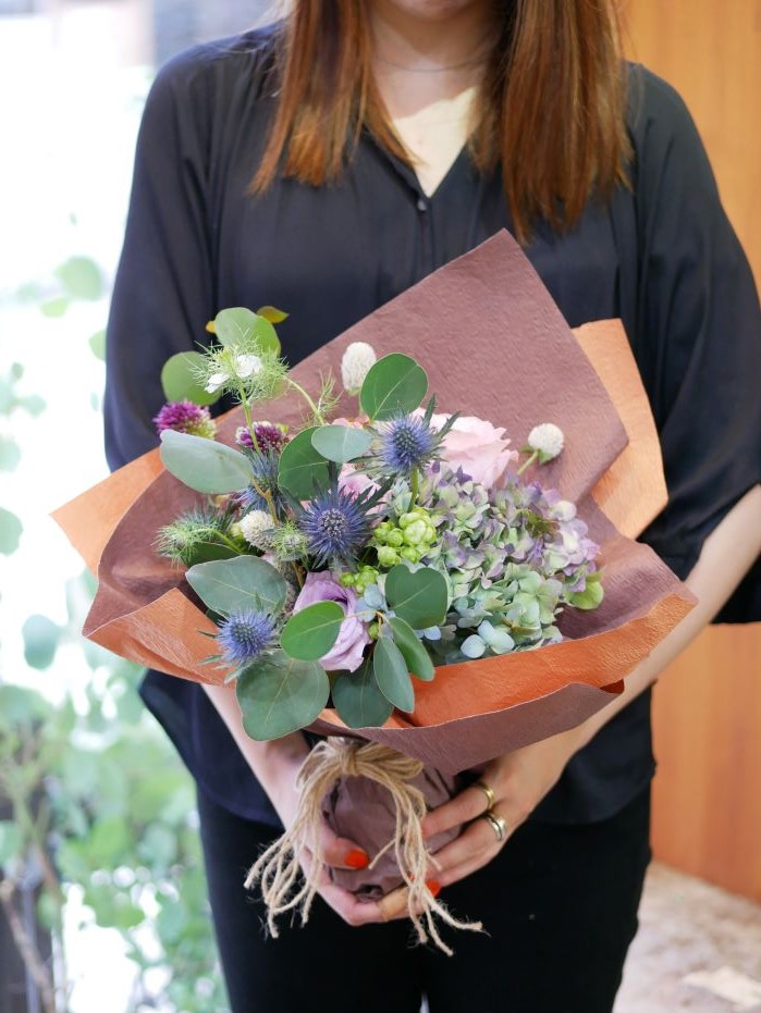 楽天市場 花束 フラワー 花 かわいい 誕生日 お祝 開店祝い プレゼント エリンジウム バラ ジニア 千日紅 華やかな夏らしい ブーケ 送料無料 早割 母の日 誕生日 開店祝い お悔やみ 花匠美