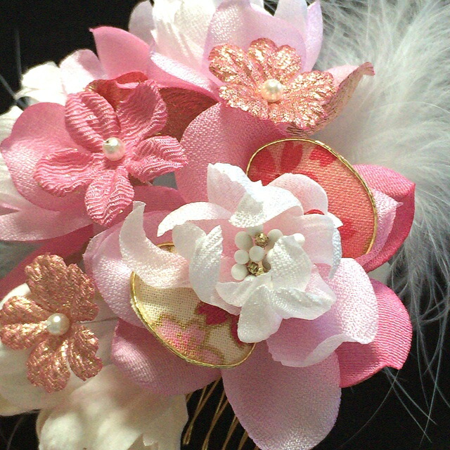 White Feather 髪飾り 成人式 羽 ちりめん 花 つまみ細工 桃 タッセル 3点セット ピンク 和柄 赤 白 紫 ワイン 黒 ブラック 金 ゴールド 手作り ハンドメイド レトロ モダン 大正ロマン パール 組紐 紐 安い 激安 派手