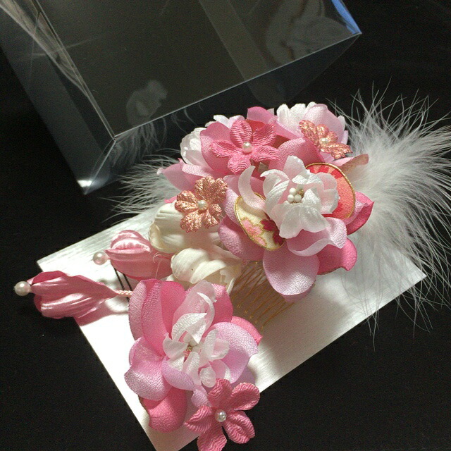 White Feather 髪飾り 成人式 羽 ちりめん 花 つまみ細工 桃 タッセル 3点セット ピンク 和柄 赤 白 紫 ワイン 黒 ブラック 金 ゴールド 手作り ハンドメイド レトロ モダン 大正ロマン パール 組紐 紐 安い 激安 派手