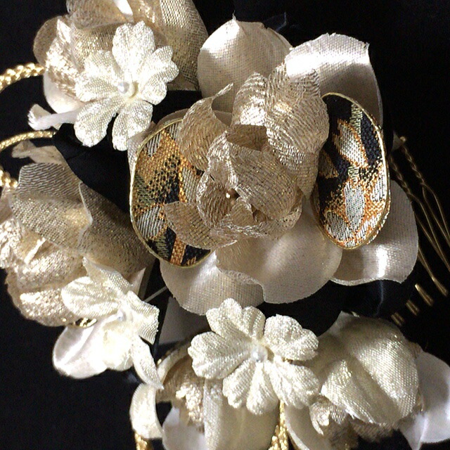 成人式 つまみ細工 組紐 古典 黒 Black ブラック 金 Gold ゴールド 髪飾り ちりめん 2点セット 和柄 振袖 赤 白 紫 ピンク ワイン 花 手作り ハンドメイド レトロ 大正ロマン モダン 紐 安い 激安 派手 人気 ヘアアクセサリー ショートヘア