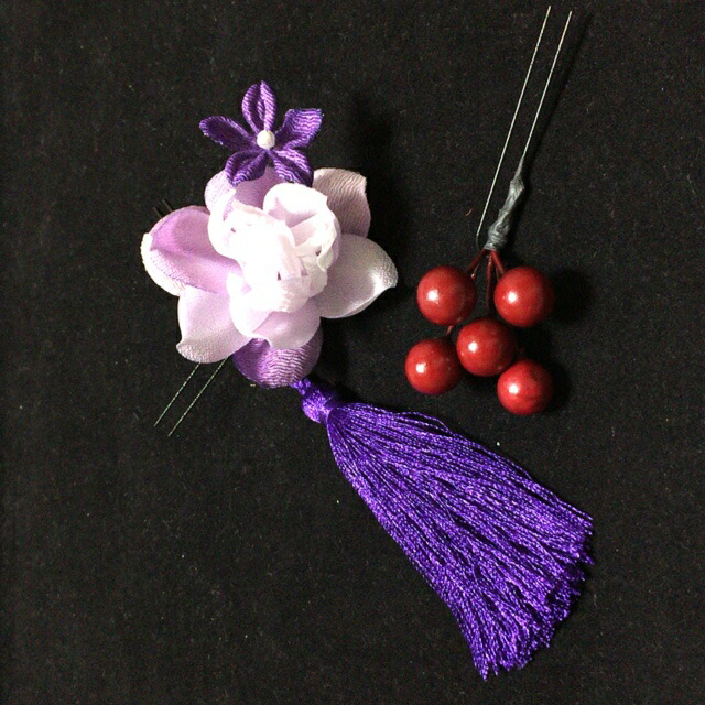 髪飾り 成人式 つまみ細工 ゴールド 組紐 古典 紫 タッセル ちりめん 花 南天実玉 4点セット パープル 和柄 紐 振袖 赤 白 桃 ワイン 黒 金 手作り ハンドメイド レトロ モダン 大正ロマン 安い 激安 派手 人気 ヘアアクセサリー
