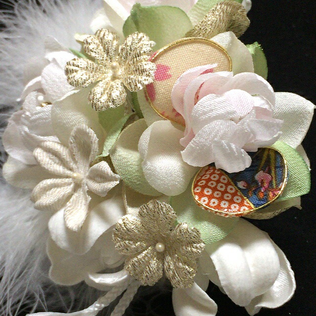 White Feather 髪飾り 成人式 羽 ちりめん 花 つまみ細工 白 タッセル 3点セット ホワイト 和柄 赤 桃 紫 ワイン 黒 ブラック 金 ゴールド 手作り ハンドメイド レトロ モダン 大正ロマン パール 組紐 紐 安い 激安 派手