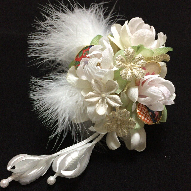 White Feather 髪飾り 成人式 羽 ちりめん 花 つまみ細工 白 タッセル 3点セット ホワイト 和柄 赤 桃 紫 ワイン 黒 ブラック 金 ゴールド 手作り ハンドメイド レトロ モダン 大正ロマン パール 組紐 紐 安い 激安 派手
