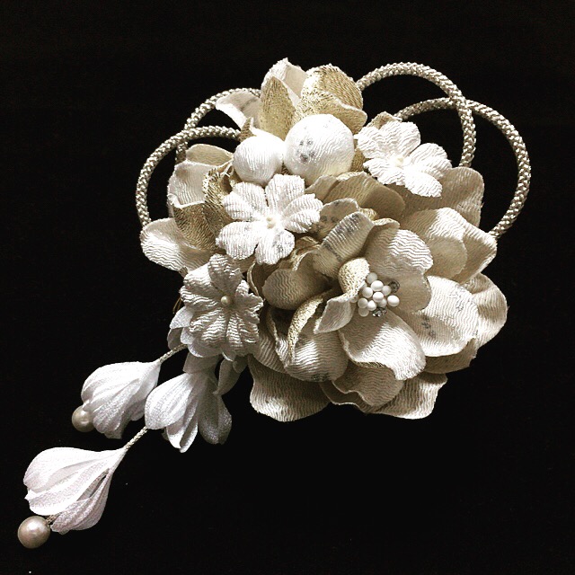 成人式 髪飾り モダン レトロ 赤 ピンク 紫 藤 黄色 振袖 和装 ちりめん 白 銀箔 つまみ細工 ホワイト シルバー 2点 セット 花 組紐 水引 リボン 派手 人気 安い 激安 手作り ハンドメイド ショートヘア パール 送料込み