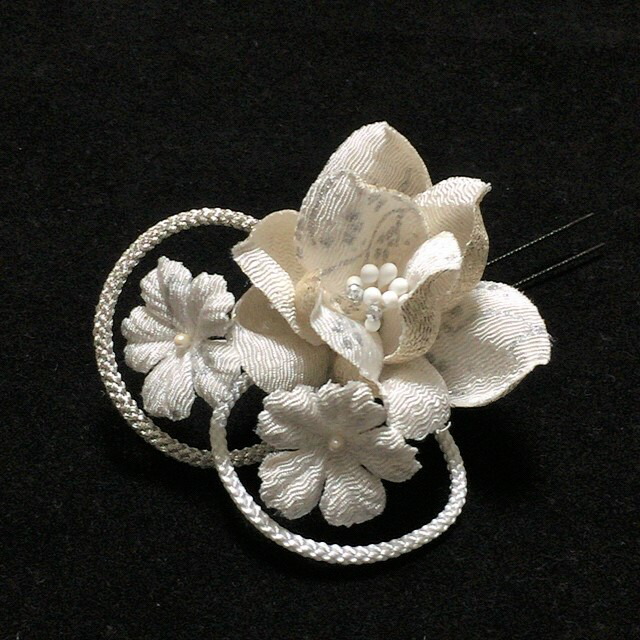 成人式 髪飾り モダン レトロ 赤 ピンク 紫 藤 黄色 振袖 和装 ちりめん 白 銀箔 つまみ細工 ホワイト シルバー 2点 セット 花 組紐 水引 リボン 派手 人気 安い 激安 手作り ハンドメイド ショートヘア パール 送料込み