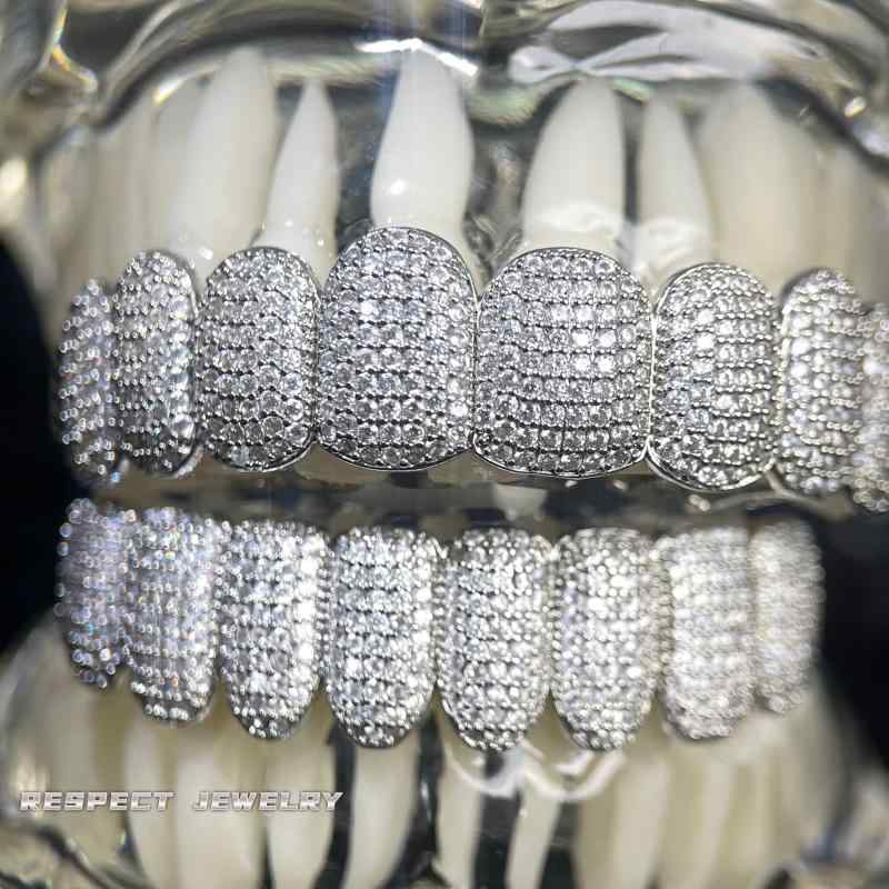 金歯 ヒップホップ グリルズ ギラギラ ゴールド シルバー 歯列 高級感 ハイエンド 歯 ティース マイクロキュービックジルコニア ブレース ビジュー ラインストーン 輝く キラキラ トゥース ラメ 映え
