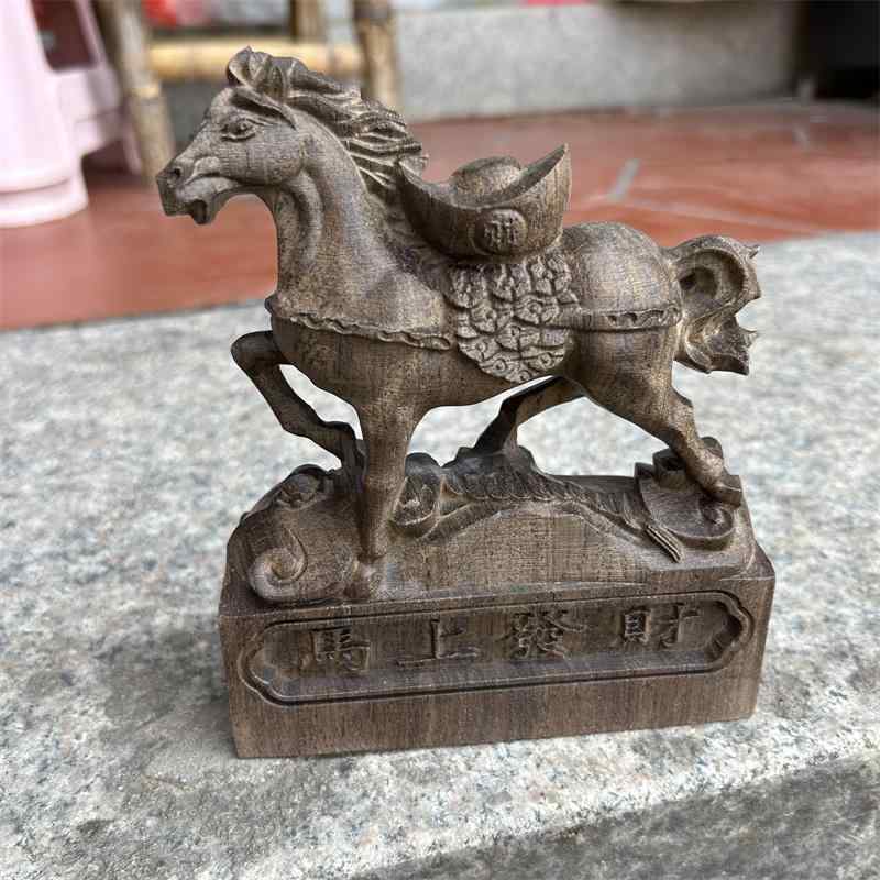 黒檀で彫られた中国の十二支の馬は成功を導き、馬は
