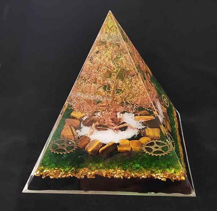 金字塔 飾りつけ 車内飾りつけ 小物 型 3Ｄ 立体 三金字塔 銅線 金のなる木 ゴールド 天然木 金 さん然たる 金運 たま物 脂 緑であること 緑 気取らない界 事務机いの一番 かざり付ける品 飾りつけ せつ然たる 石ころ