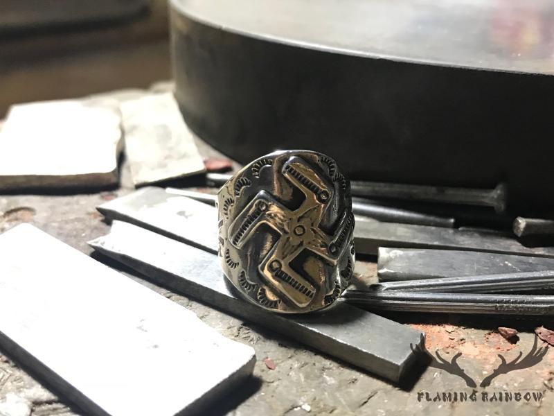 指環 万字 卍 しろがね色 輪っか メンズ 北米インディアン 聖なる オルテガ 手作り 肝ったま 宝飾品 流行り物佩び物 ヴィンテージ