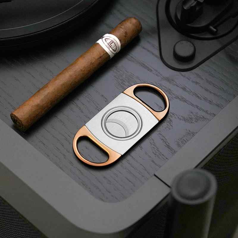 葉巻カッター メタリック シルバー 小型 フラット シガーカッター 軽量 持ち運び 便利 ミニ 刃 葉巻 カット 煙草 喫煙 片手 操作 コンパクト ポータブル ポケットイン スリム 平たい 薄型