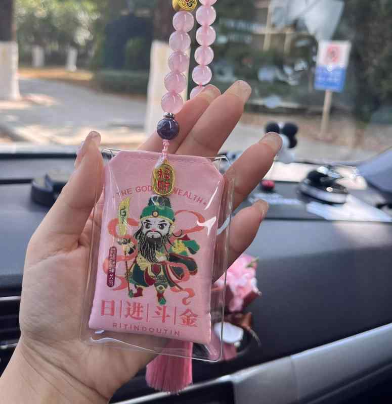 ルームミラー 飾り 平和 喜び お守り 幸運 交通安全 高級感 車内 バックミラー ぶら下げ ペンダント 装飾品 正方形 ピンク デコレーション ギフト