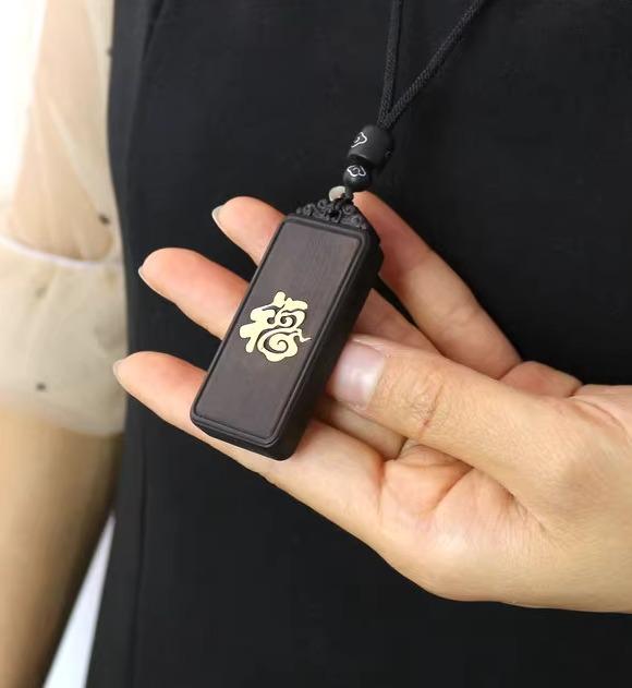 ペンダント 黒檀 平和 安全 カード 木製 デザイン 男女兼用 カップル ネックレス 文学的 彫刻 エレガント シンプル ギフト