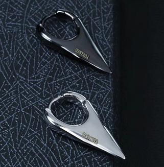 ピアス メンズライク 925 シルバー ブラック 鋭利 三角 個性的 威圧 牙 ゴシック カジュアル イヤー アクセサリー