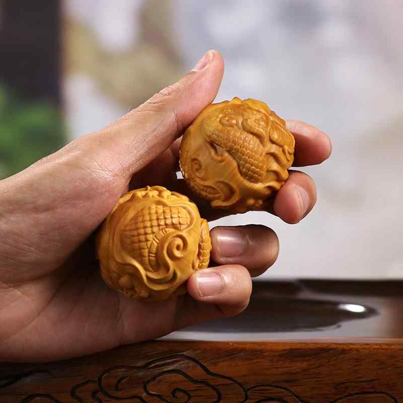 木彫り メンズ 男性用 黄楊木製 干支 龍 龍球 掌飾り 握り物 携帯用 精巧 彫刻 研磨仕上げ 中華風 縁起物 開運 ラッキーアイテム 置物 ギフト