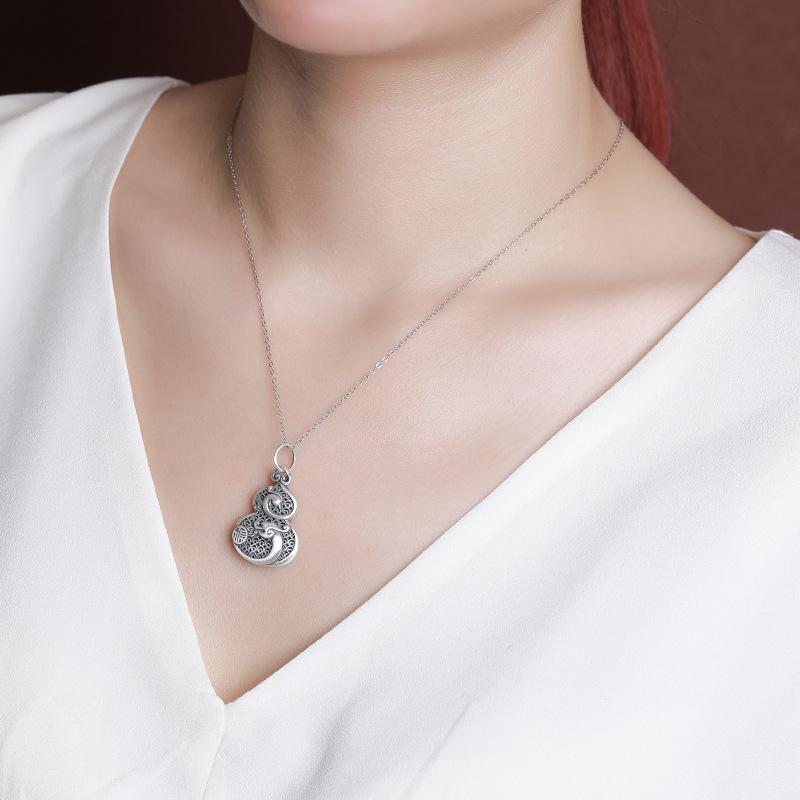 ペンダント 純銀 シルバーアクセサリー 縁起物 開運 ひょうたん 瑞雲 吉祥文様 透かし細工 レトロ アンティーク風 和風 エスニック 個性的 ユニーク おしゃれ チャーム アクセサリートップ