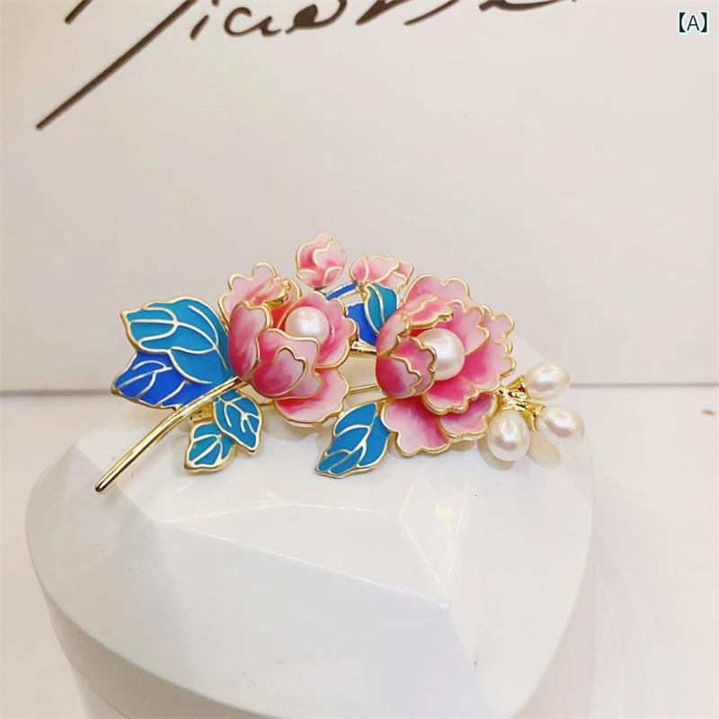 ブローチ レディース 華やか 牡丹 花モチーフ 天然パール パール レトロ ヴィンテージ 上品 エレガント 高級感 偏光 オーロラカラー 銅製 コート アウター アクセサリー