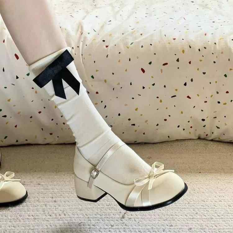 パンプス レディース メリージェーンシューズ 白 ホワイト リボン ストラップ 浅口 フレンチスタイル スクール風 プレッピー 太ヒール ラウンドトゥ 合皮 スリッポンタイプ 春夏 通勤 通学 普段使い