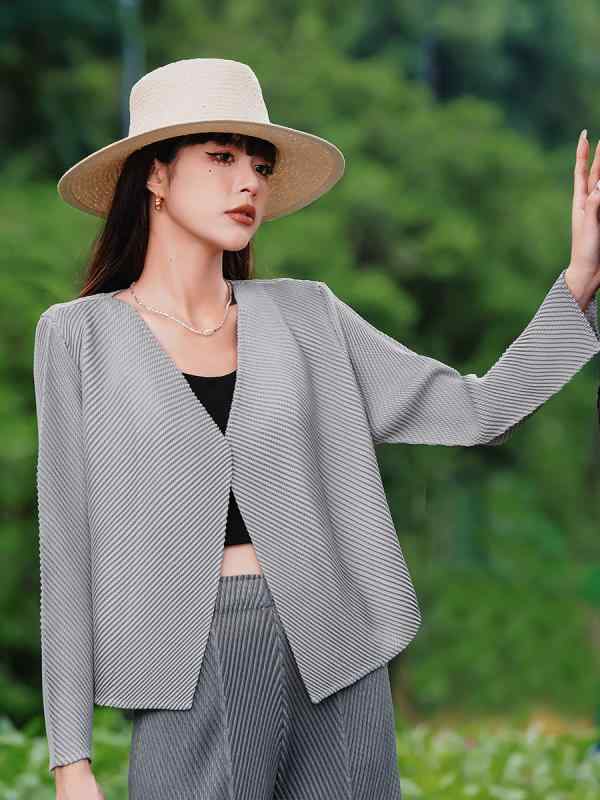 アウター レディース 春秋 ショート丈 蛇骨柄 プリーツ カーディガン 羽織り Vネック 長袖 ゆったり カジュアル 高級感 上品 トップス｜Hanbok Home