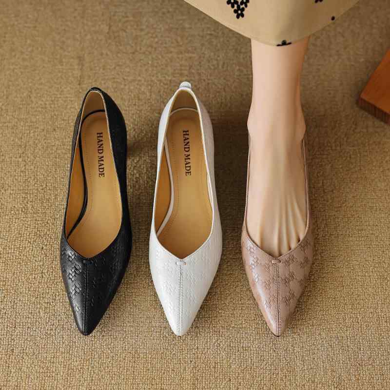 パンプス レディース 女性用 羊革 ラムレザー 本革 レザー ポインテッドトゥ 浅口 5cmヒール ミドルヒール 内外本革 通勤 オフィス ビジネス 日常 カジュアル きれいめ シンプル 上品 シューズ 靴 ブラック ベージュ オフホワイト 7,768円