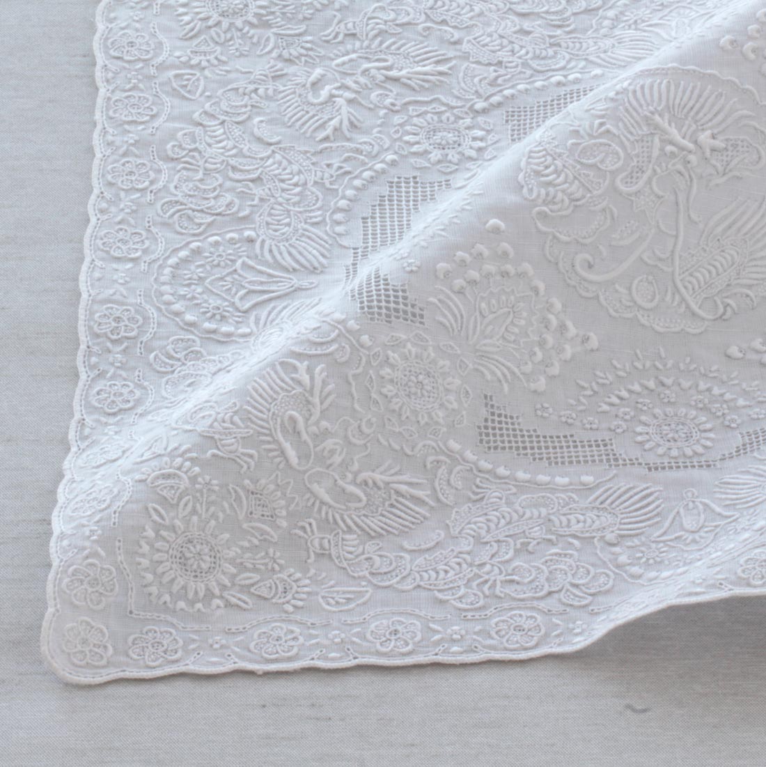【送料無料】汕頭手刺繍　ハンカチ　7516 ホワイト 白 | ハンカチーフ レディース 刺繍 結婚式 ギフト プチギフト プレゼント 女性 誕生日 退職祝い 退職 お礼 シンプル おしゃれ かわいい レディースハンカチ ブランド 花 誕生日プレゼント 母の日 母の日ギフト｜ハンカチーフギャラリー