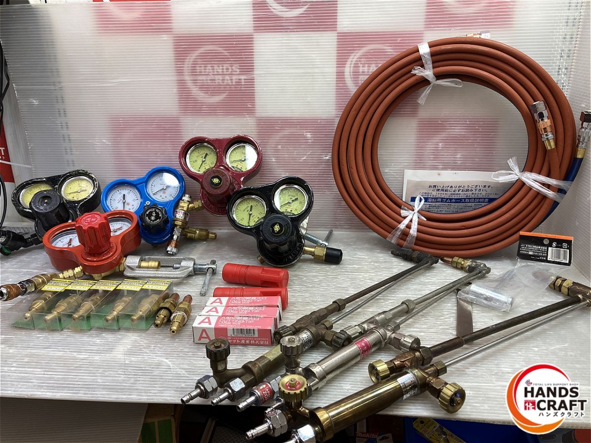 ◇【現状品/動作不明】小池酸素等 小池酸素など 容器用圧力調整器×5、ガス切断器×3、火口×15、ガスホース セット 【中古品】|ハンズクラフト 店