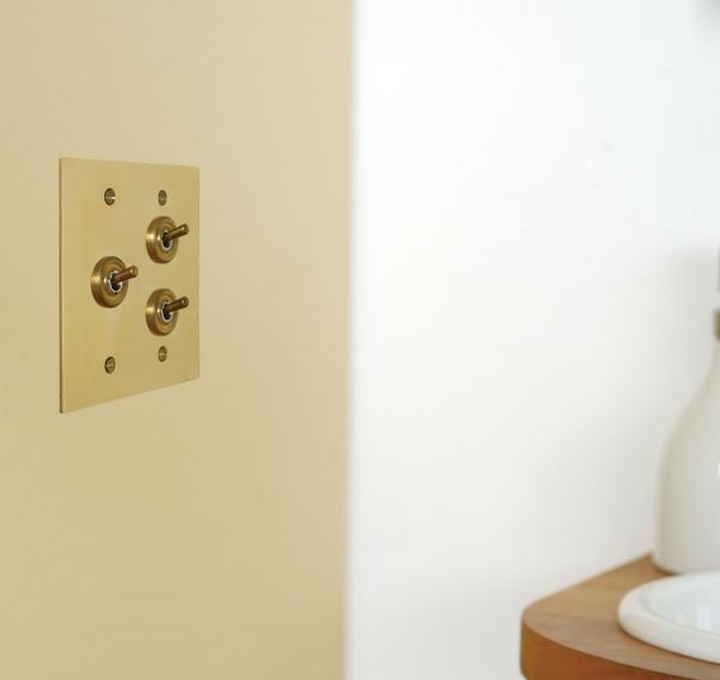 トグルスイッチ 壁 電気スイッチ プレートサイズ 真鍮 ３スイッチ オシャレ真鍮トグル