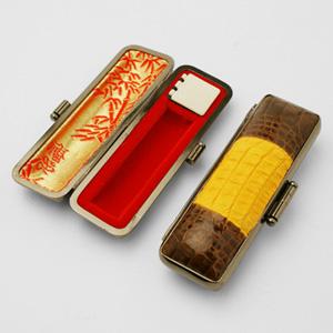 送料無料◆印鑑ケース プレミアム レザー 印鑑ケース【横背ワニ】10.5-12.5mm[朱肉付 印鑑 ケース はんこケース ハンコケース ワニ革 クロコダイル レザーケース はんこ 判子 実印 ハンコ 銀行印 認印 ギフト プレゼント]｜株式会社ハンコヤドットコム（R）